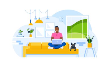 Genç adam yalancı bir köpekle kanepede oturuyor ve evde dizüstü bilgisayarla çalışıyor. Oturma odası, kanepe, bitkiler, lambalar. Kapalı alanda çalışan uzaktan kumandalı biri. Düz vektör illüstrasyonu.