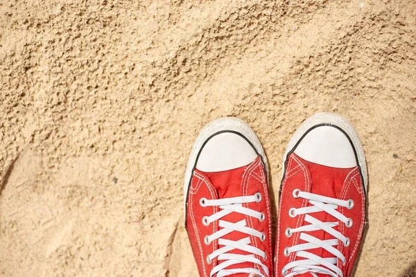Spor ayakkabılar kumda.