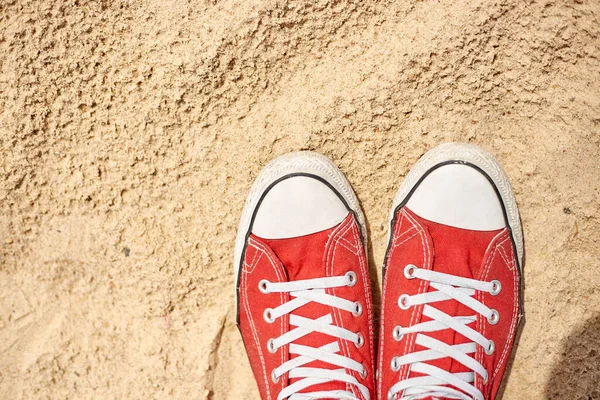 Spor ayakkabılar kumda.