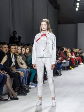 MINSK, BELARUS - 12 Nisan 2018, Belarus Moda Haftası Modeli defilede podyumda