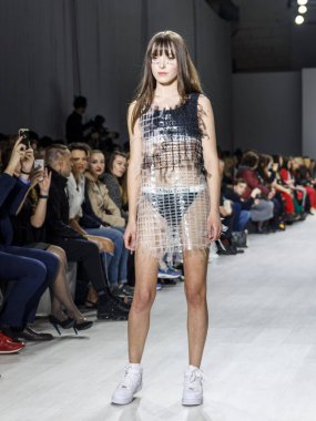 MINSK, BELARUS - 12 Nisan 2018, Belarus Moda Haftası Modeli defilede podyumda