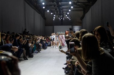 MINSK, BELARUS - 12 Nisan 2018, Belarus Moda Haftası Modeli defilede podyumda