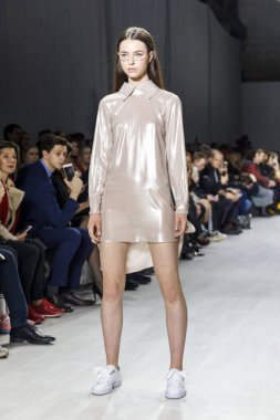 MINSK, BELARUS - 12 Nisan 2018, Belarus Moda Haftası Modeli defilede podyumda