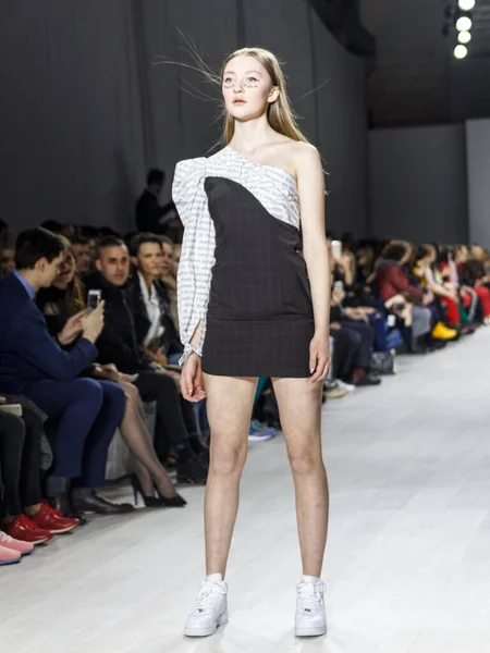 MINSK, BELARUS - 12 Nisan 2018, Belarus Moda Haftası Modeli defilede podyumda