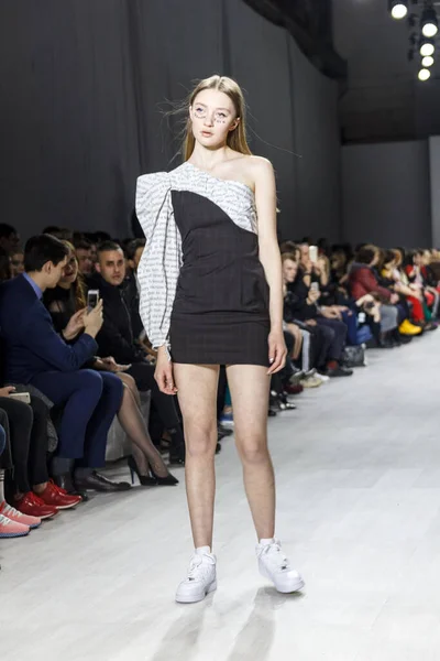 MINSK, BELARUS - 12 Nisan 2018, Belarus Moda Haftası Modeli defilede podyumda