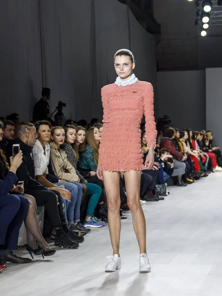 MINSK, BELARUS - 12 Nisan 2018, Belarus Moda Haftası Modeli defilede podyumda