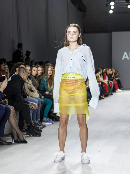 MINSK, BELARUS - 12 Nisan 2018, Belarus Moda Haftası Modeli defilede podyumda