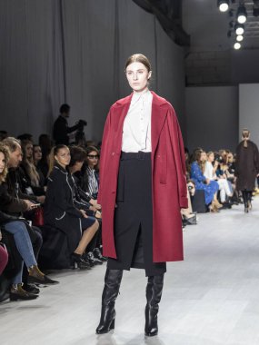 MINSK, BELARUS - 12 Nisan 2018, Belarus Moda Haftası Modeli defilede podyumda