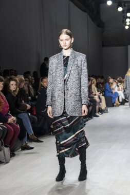 MINSK, BELARUS - 12 Nisan 2018, Belarus Moda Haftası Modeli defilede podyumda