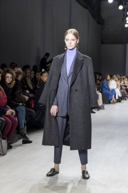 MINSK, BELARUS - 12 Nisan 2018, Belarus Moda Haftası Modeli defilede podyumda