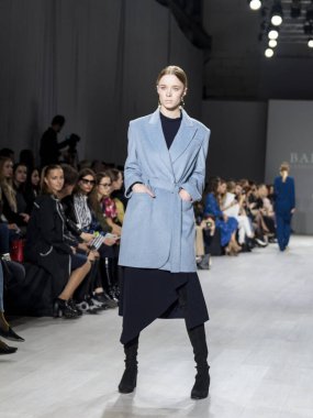 MINSK, BELARUS - 12 Nisan 2018, Belarus Moda Haftası Modeli defilede podyumda