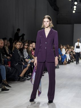 MINSK, BELARUS - 12 Nisan 2018, Belarus Moda Haftası Modeli defilede podyumda