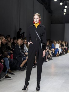 MINSK, BELARUS - 12 Nisan 2018, Belarus Moda Haftası Modeli defilede podyumda