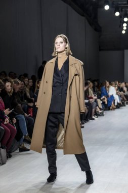 MINSK, BELARUS - 12 Nisan 2018, Belarus Moda Haftası Modeli defilede podyumda