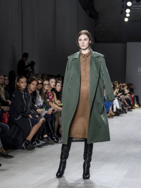 MINSK, BELARUS - 12 Nisan 2018, Belarus Moda Haftası Modeli defilede podyumda