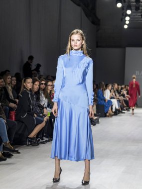 MINSK, BELARUS - 12 Nisan 2018, Belarus Moda Haftası Modeli defilede podyumda