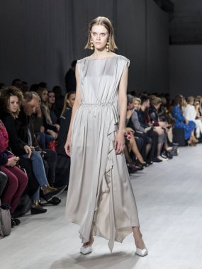 MINSK, BELARUS - 12 Nisan 2018, Belarus Moda Haftası Modeli defilede podyumda