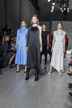 MINSK, BELARUS - 12 Nisan 2018, Belarus Moda Haftası Modeli defilede podyumda