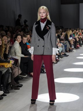 MINSK, BELARUS - 12 Nisan 2018, Belarus Moda Haftası Modeli defilede podyumda