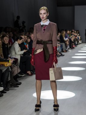 MINSK, BELARUS - 12 Nisan 2018, Belarus Moda Haftası Modeli defilede podyumda