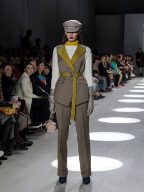 MINSK, BELARUS - 12 Nisan 2018, Belarus Moda Haftası Modeli defilede podyumda