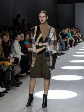 MINSK, BELARUS - 12 Nisan 2018, Belarus Moda Haftası Modeli defilede podyumda