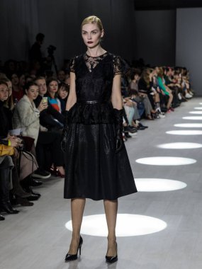 MINSK, BELARUS - 12 Nisan 2018, Belarus Moda Haftası Modeli defilede podyumda