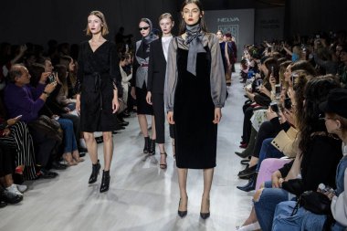 MINSK, BELARUS - 12 Nisan 2018, Belarus Moda Haftası Modeli defilede podyumda