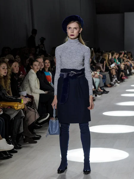 MINSK, BELARUS - 12 Nisan 2018, Belarus Moda Haftası Modeli defilede podyumda