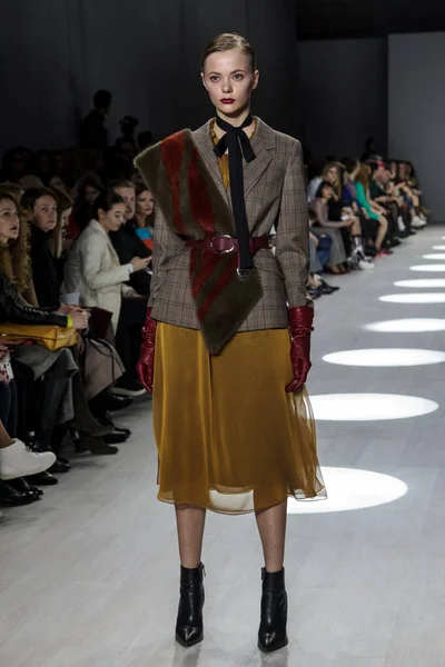 MINSK, BELARUS - 12 Nisan 2018, Belarus Moda Haftası Modeli defilede podyumda