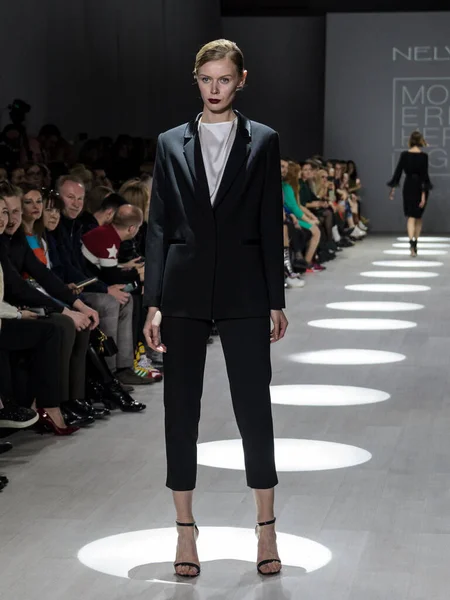 MINSK, BELARUS - 12 Nisan 2018, Belarus Moda Haftası Modeli defilede podyumda