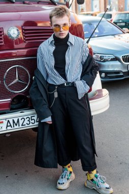 MINSK, BELARUS - 12 Nisan 2018, Belarus Moda Haftası. Moda gösterisindeki misafirler. Sokak tarzı. Moda gösterisi