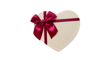 Beyaz arka planda kalp şeklinde bir hediye kutusu. Kutulu kalp. Kalp şeklinde izole edilmiş bir kutu. Yay şeklinde bir kalp şeklinde kutu.