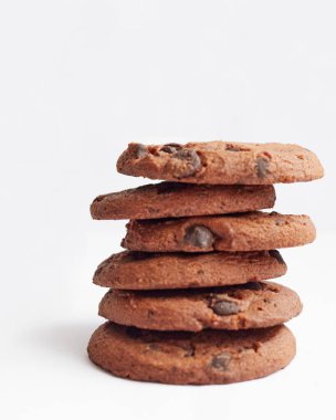 Beyaz arkaplanda bir yığın kurabiye var.