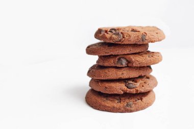 Beyaz arkaplanda bir yığın kurabiye var.