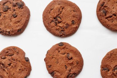 Çikolata kaplı kurabiyeler.