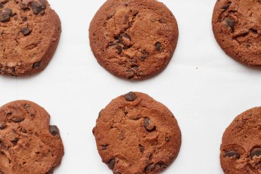 Çikolata kaplı kurabiyeler.