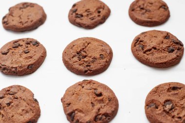 Çikolata kaplı kurabiyeler.