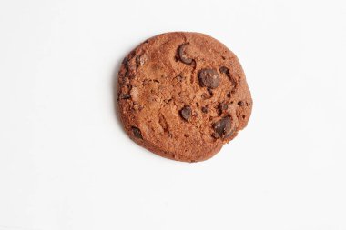 Beyaz üzerine izole edilmiş çikolatalı kurabiye.