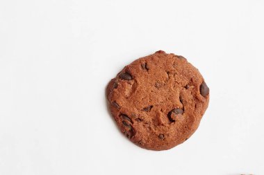 Beyaz üzerine izole edilmiş çikolatalı kurabiye.