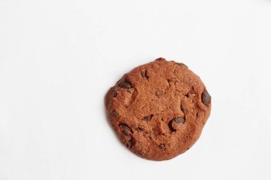 Beyaz üzerine izole edilmiş çikolatalı kurabiye.