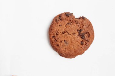 Beyaz üzerine izole edilmiş çikolatalı kurabiye.