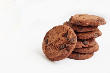 Beyaz arkaplanda bir yığın kurabiye var.