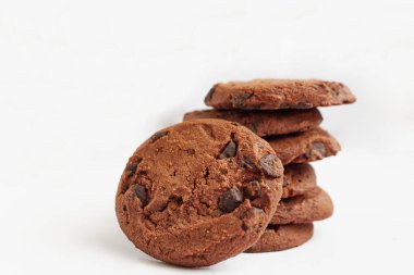 Beyaz arkaplanda bir yığın kurabiye var.