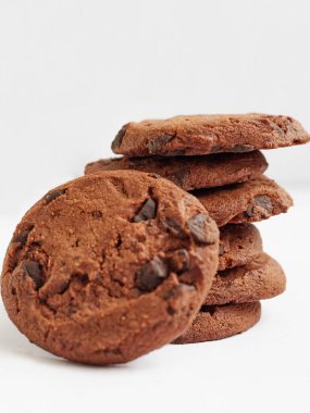 Beyaz arkaplanda bir yığın kurabiye var.