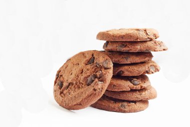 Beyaz arkaplanda bir yığın kurabiye var.