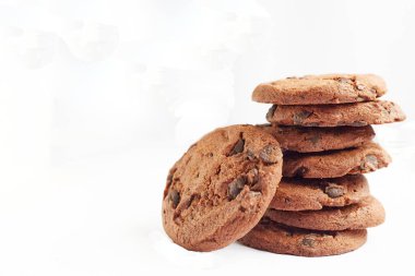 Beyaz arkaplanda bir yığın kurabiye var.