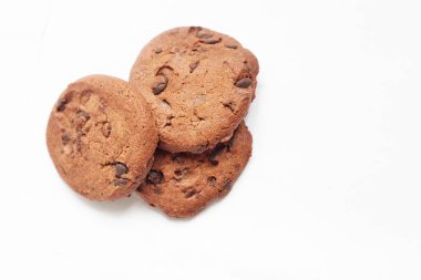 Beyaz üzerine izole edilmiş çikolatalı kurabiye.