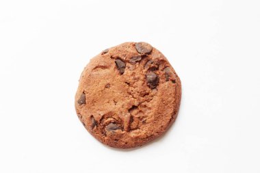 Beyaz üzerine izole edilmiş çikolatalı kurabiye.