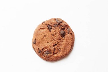 Beyaz üzerine izole edilmiş çikolatalı kurabiye.